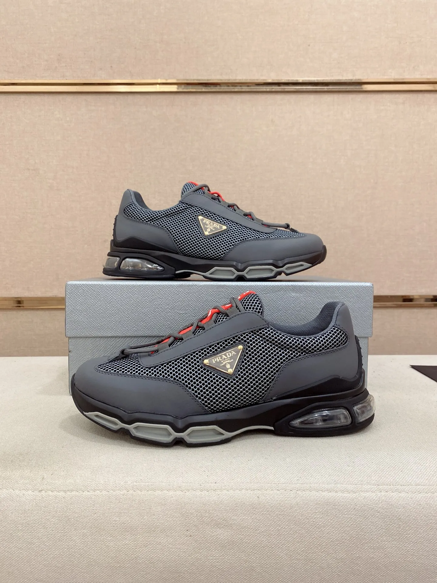 Factory price 660💰 ✔️✔️✔️High version High-quality new PRADA (Prada) counters are on the market at the same time, new men's shoes, 😘fabrics imported first-layer cowhide and mesh fabrics, purely handmade. Lining: Full cowhide lining. 👍🏿 High-end ☄️ air-cushion molded anti-slip rubber outsole, exquisite lines, simple and elegant, comfortable and high-end for leisure travel. Code number: 38 to 45